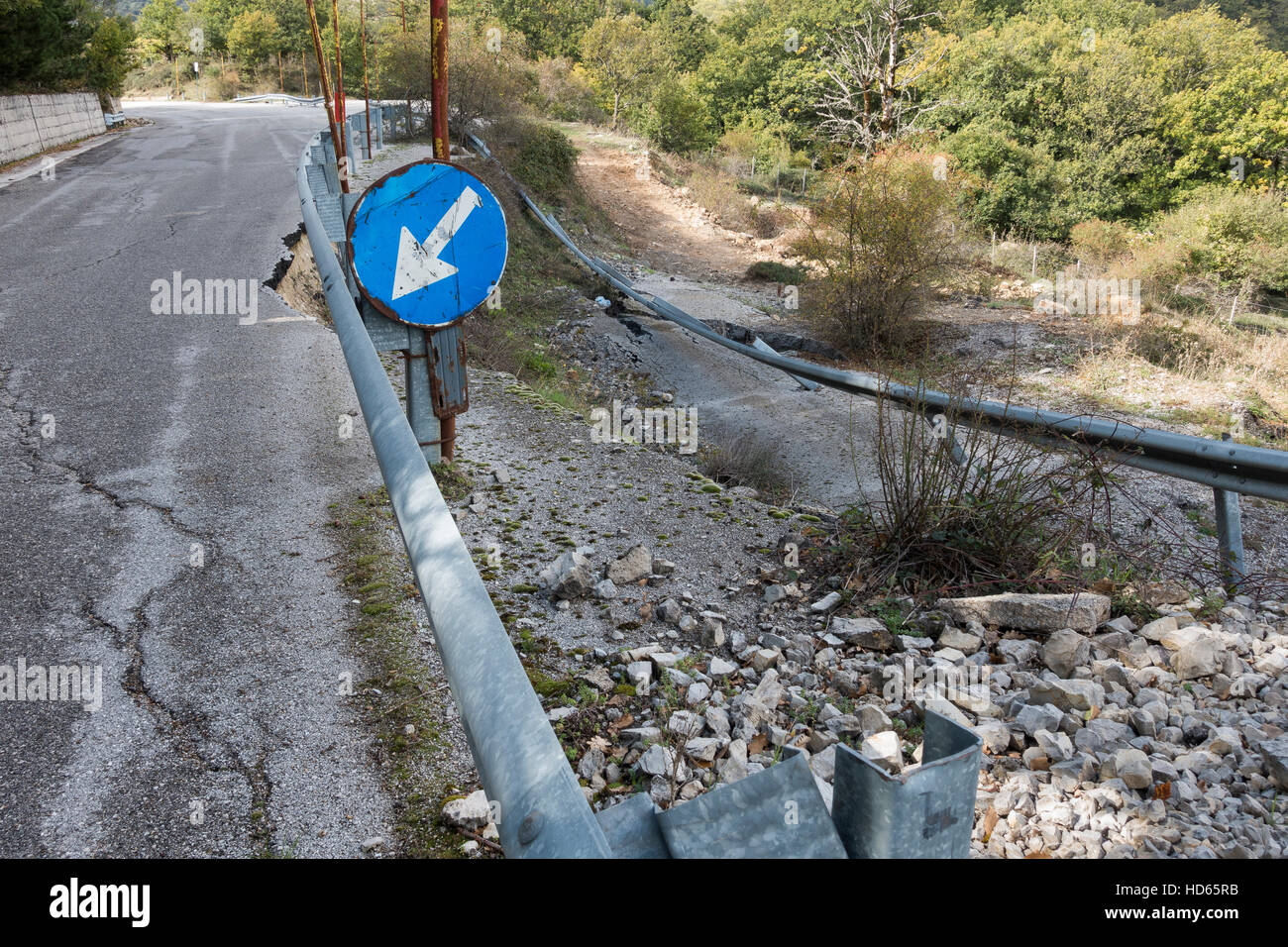 Beschädigte Road, Petralia Sottana, Sizilien, Italien Stockfoto