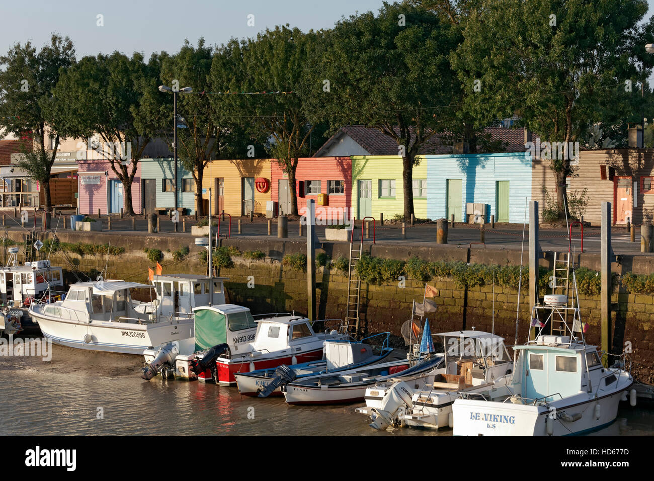 Kleiner Hafen mit bunten Fischen Hütten, Meschers Sur Gironde, Cote de Beaute, Charente-Maritime, Poitou-Charentes, Frankreich Stockfoto