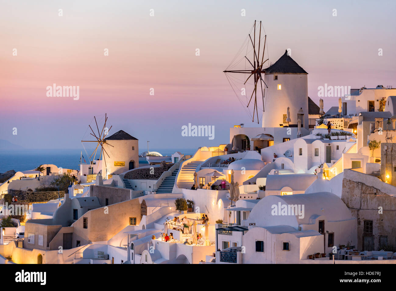 Stadt, Windmühlen, Dämmerung, Oia, Santorini, Kykladen, Griechenland Stockfoto
