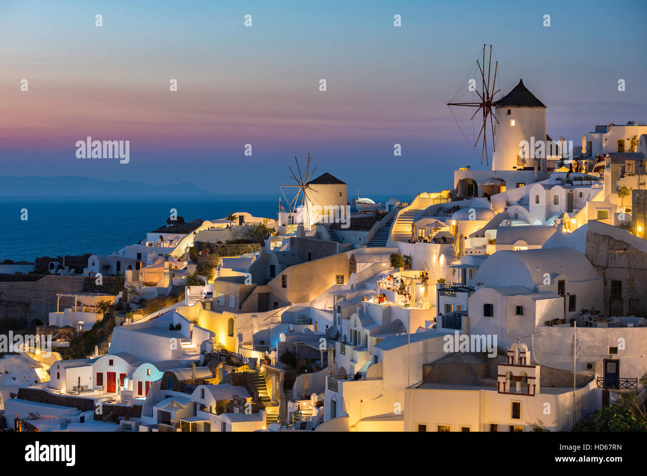 Stadt, Windmühlen, Dämmerung, Oia, Santorini, Kykladen, Griechenland Stockfoto
