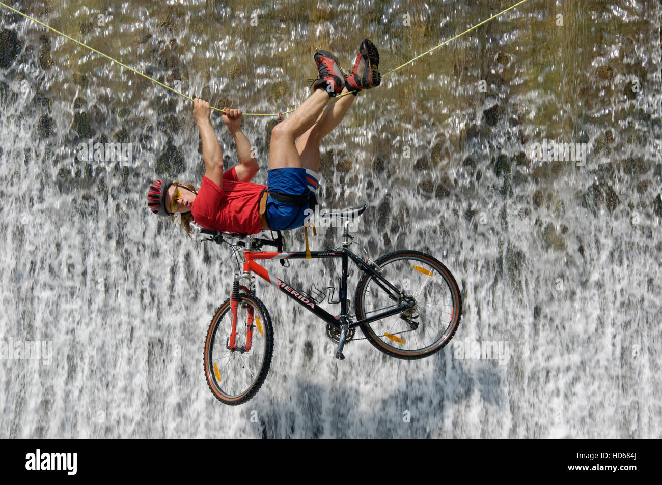 Einen Wasserfall hängen unter Aussetzung Seil mit seinem Fahrrad