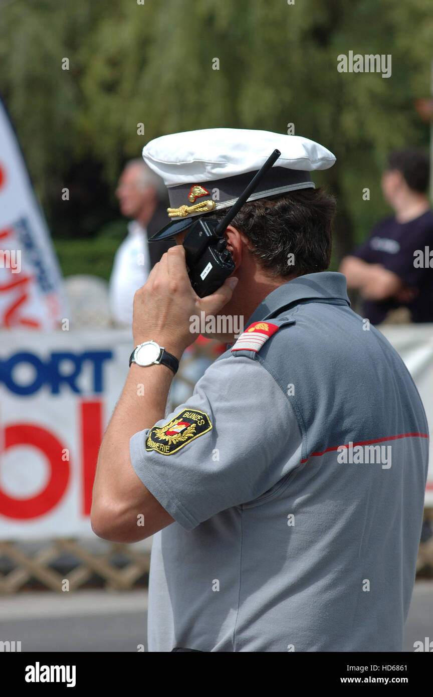 Polizist mit einem Walkie-talkie, Weyer, Oberösterreich, Österreich Stockfoto