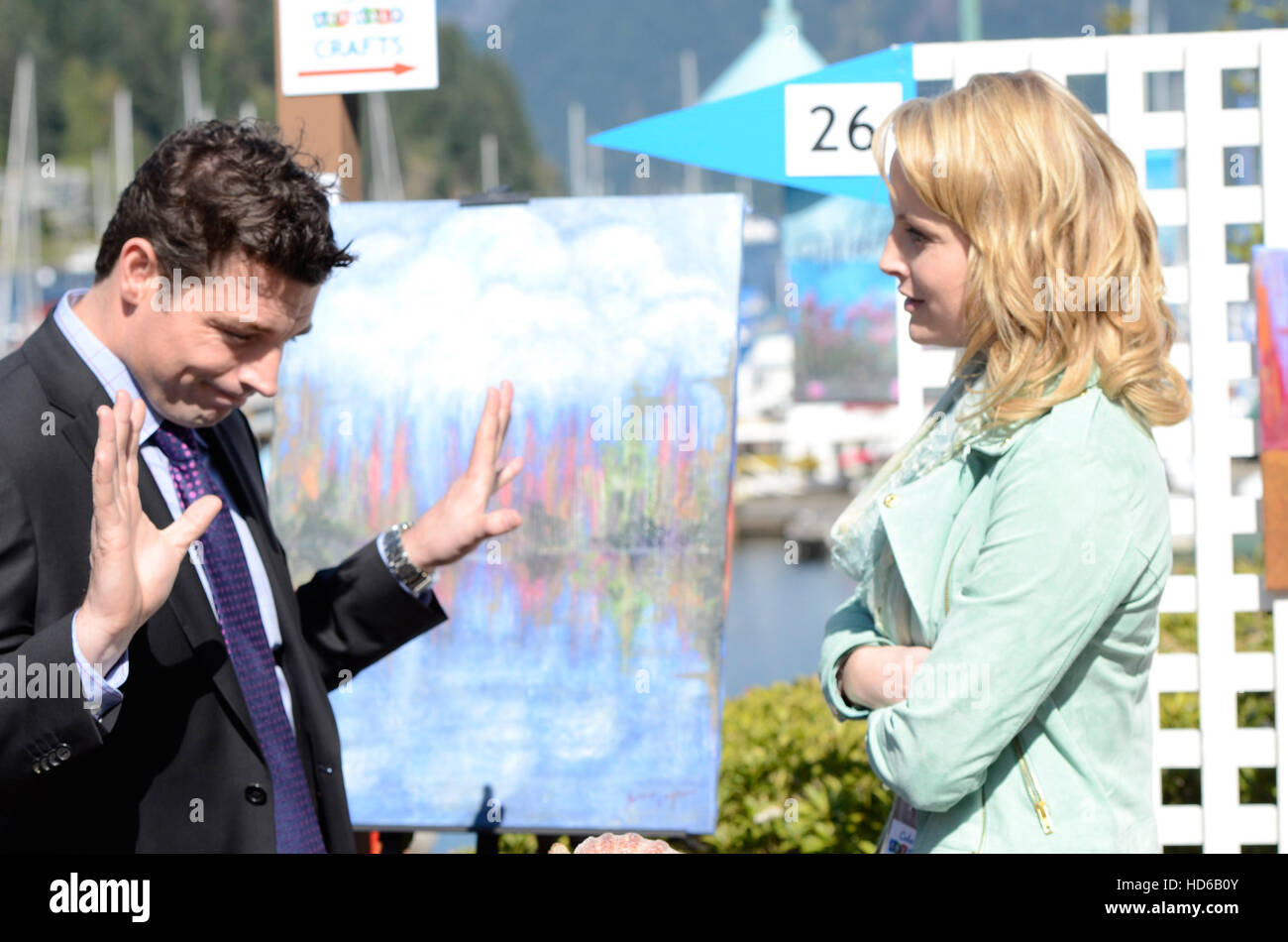 CEDAR COVE, l-r: Brennan Elliott, Sarah Smyth in 'Reunion' (Staffel 1, Episode 3, ausgestrahlt 3. August 2013), 2013-Ph: Chris Stockfoto