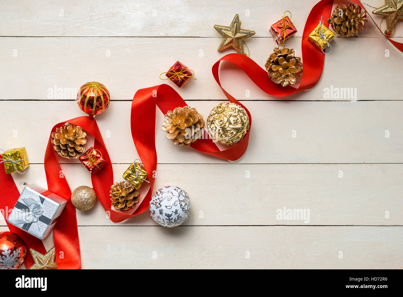 Weihnachten Hintergrund mit Dekorationen auf hölzernen Hintergrund. Draufsicht mit Textfreiraum Stockfoto
