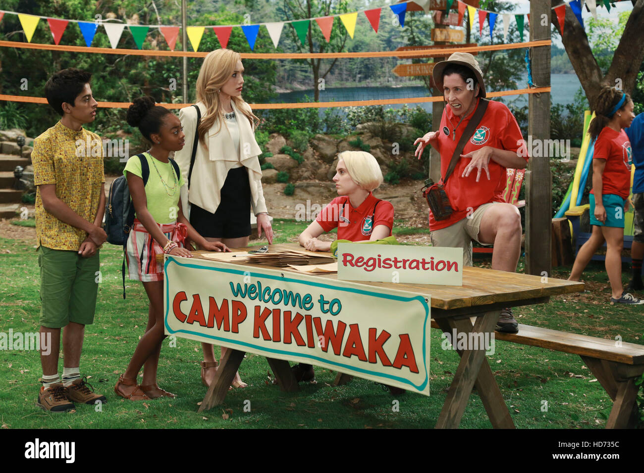 Etagenbett ' d, l-r: Karan Brar, Skai Jackson, Peyton List, Tessa Netting,  Mary Scheer in "Welcome to Camp Kikiwaka" (Staffel 1, Folge Stockfotografie  - Alamy