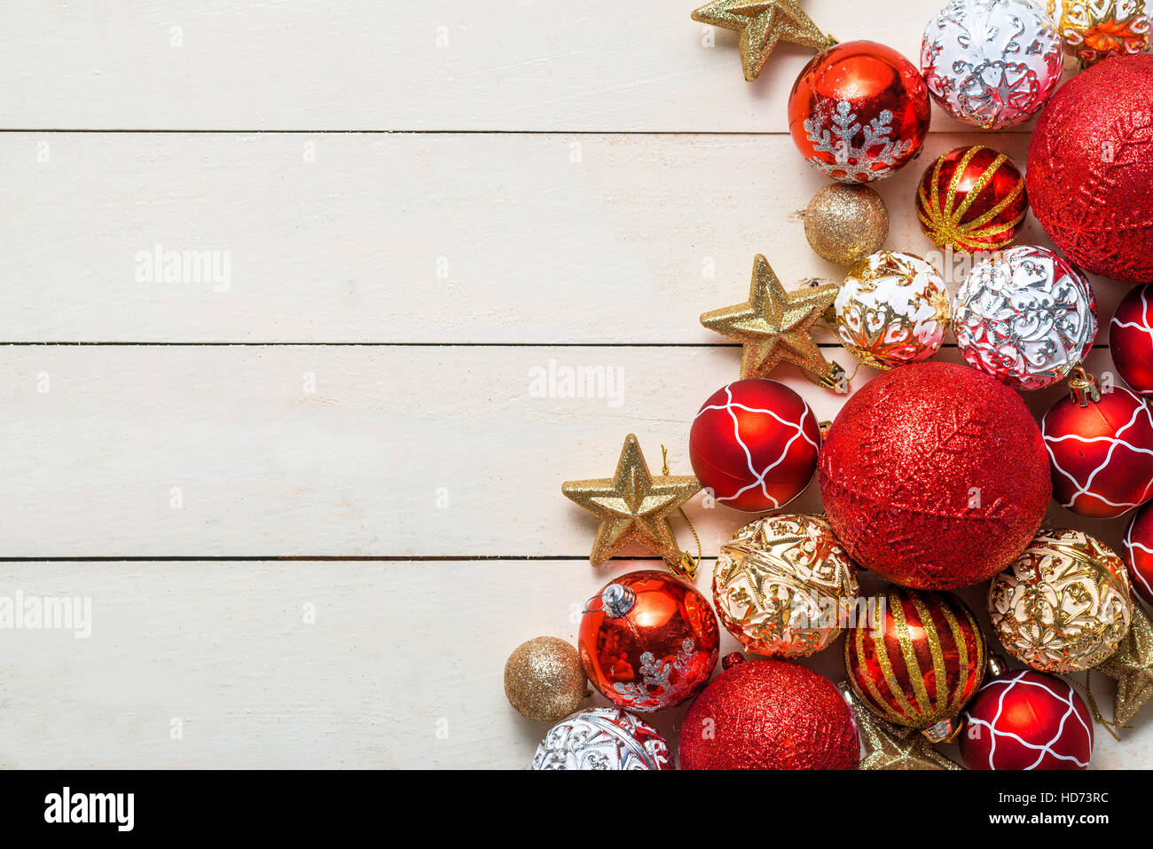 Weihnachten Hintergrund mit Dekorationen auf hölzernen Hintergrund. Draufsicht mit Textfreiraum Stockfoto