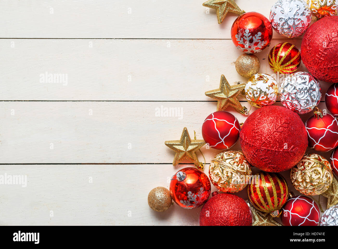 Weihnachten Hintergrund mit Dekorationen auf hölzernen Hintergrund. Draufsicht mit Textfreiraum Stockfoto