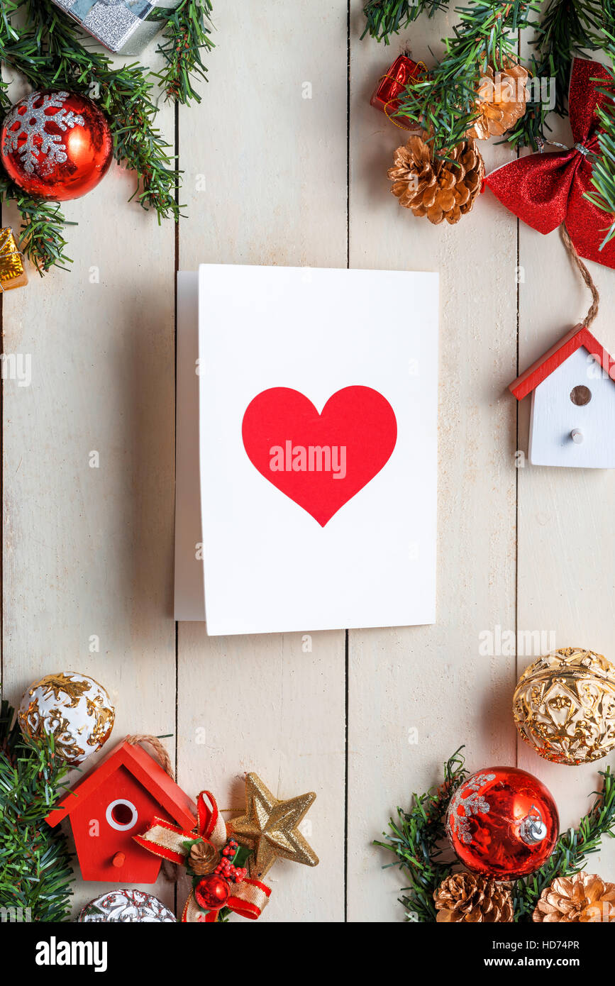 Weihnachten Hintergrund mit Dekorationen mit Grußkarten auf hölzernen Hintergrund. Draufsicht mit Textfreiraum Stockfoto