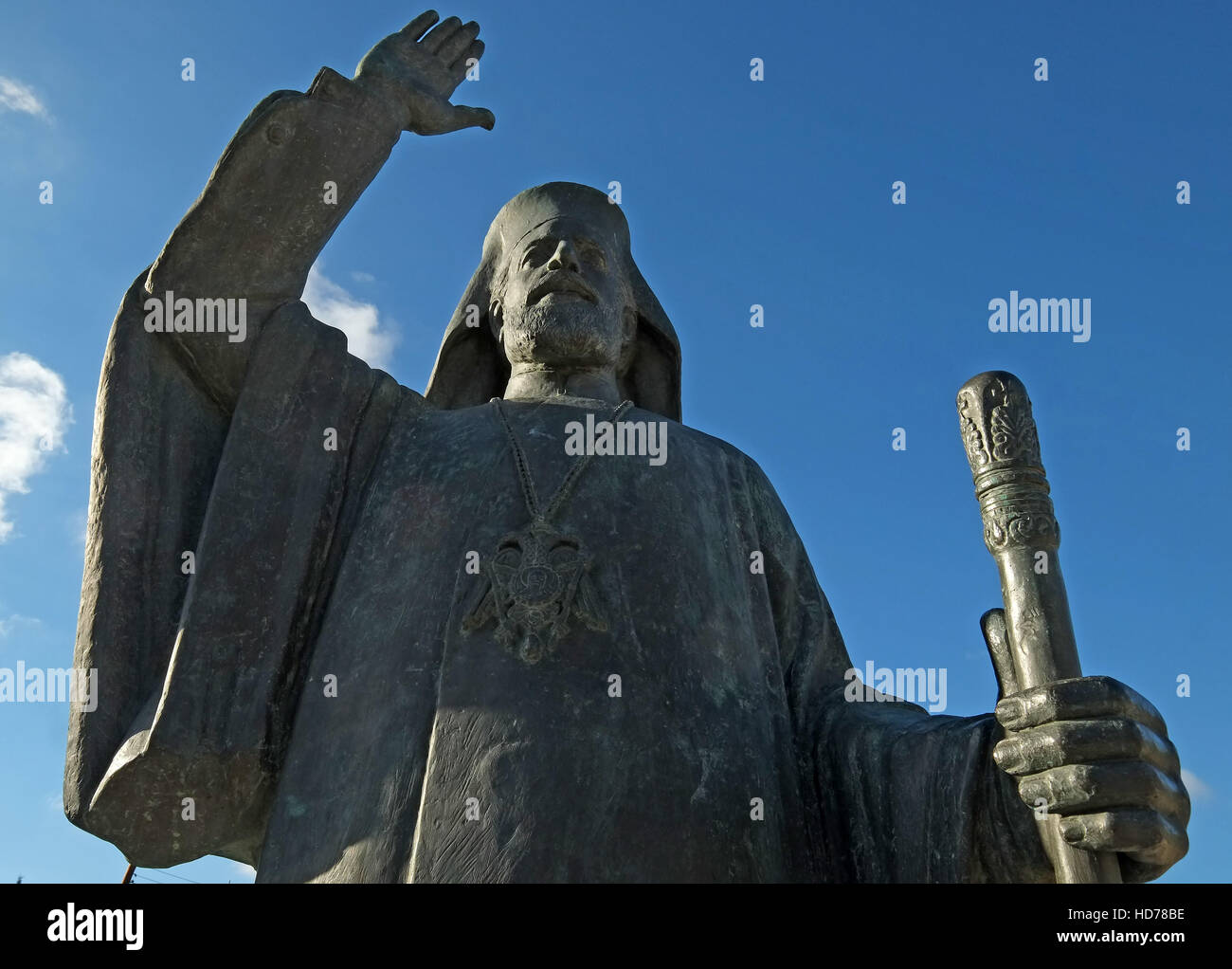Die Statue des ehemaligen Präsidenten Zyperns, Erzbischof Makarios 111, im Dorf Pano Panagia (Pano Panayia) im Bezirk Paphos. Zypern. Stockfoto