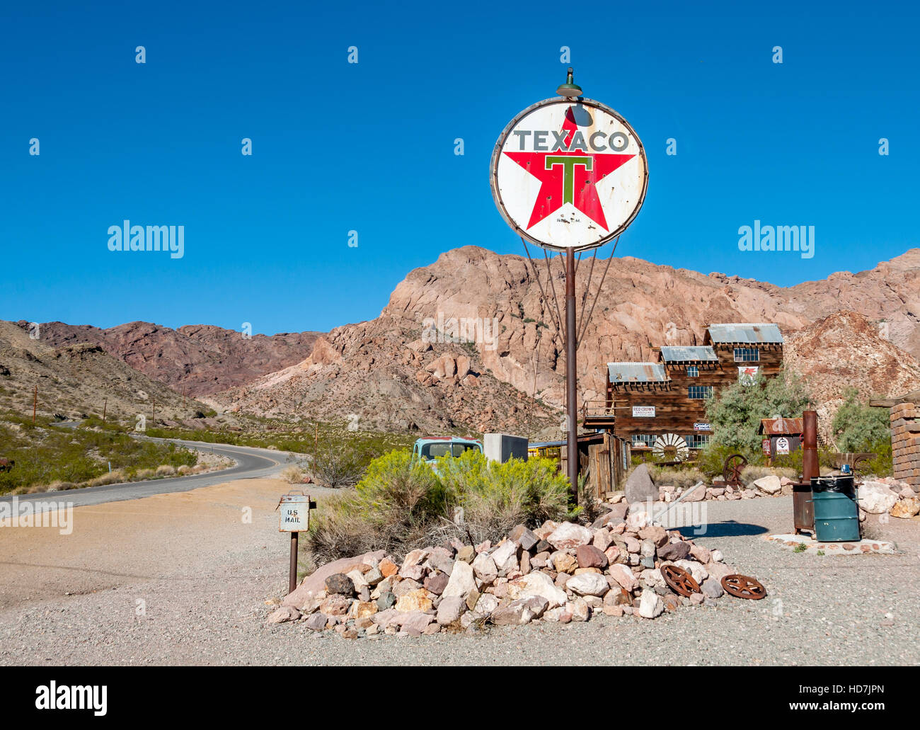 Vintage Texaco Spur in der Wüste bei Techatticup Mine, einer ehemaligen Goldmine + Geisterstadt, in der Nähe von Route 66, stoppen auf Road-Trips im amerikanischen Südwesten. Stockfoto
