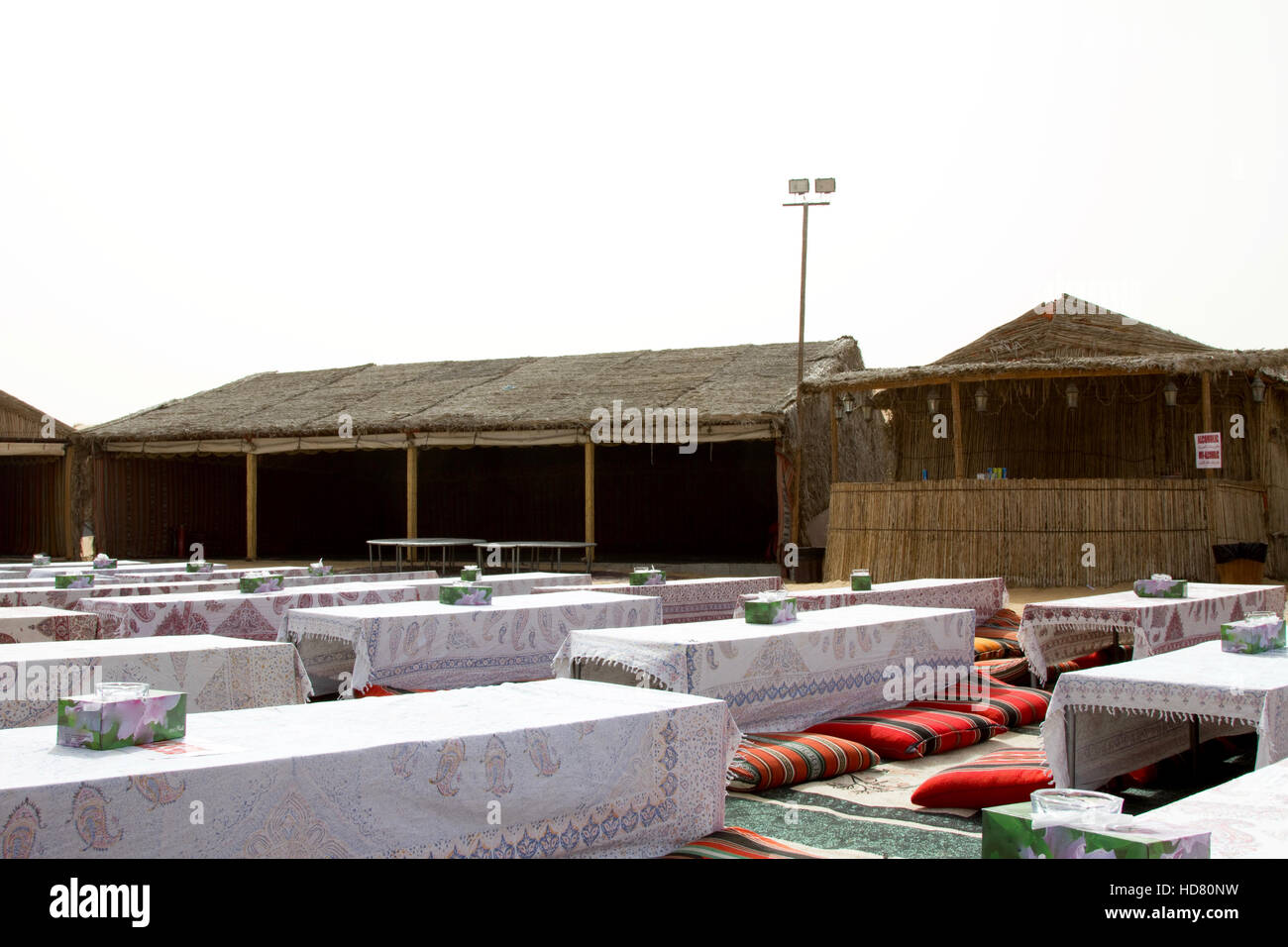 Im Inneren ein Safari Camp in Dubai, Vereinigte Arabische Emirate. Touristen werden in solche Lager gebracht, nach Dünenfahrten für lokale Auftritte, Lebensmittel und vieles mehr Stockfoto