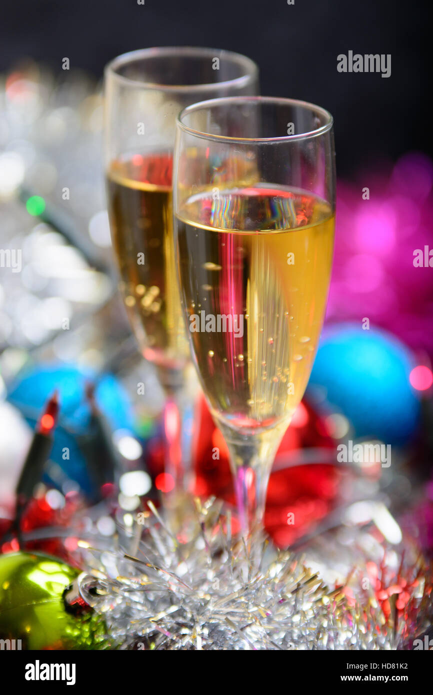 Cristmas Gläser gefüllt mit Champagner auf Cristmas Dekoration Hintergrund Stockfoto