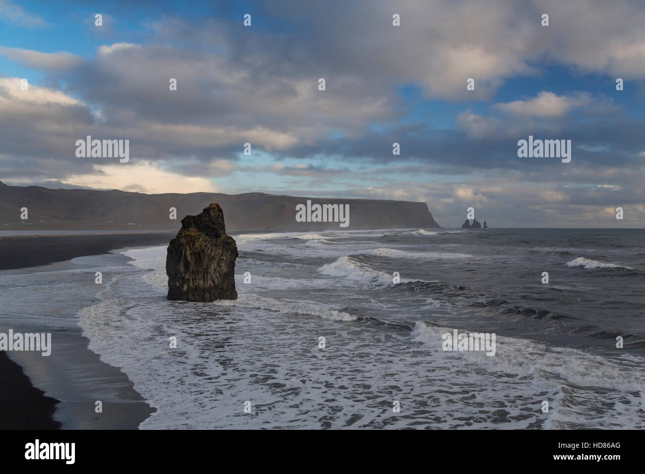 Meer, Felsen und Surfen auf der Halbinsel Dyrhólaey Küste im Süden Islands, Europa stapelbar Stockfoto