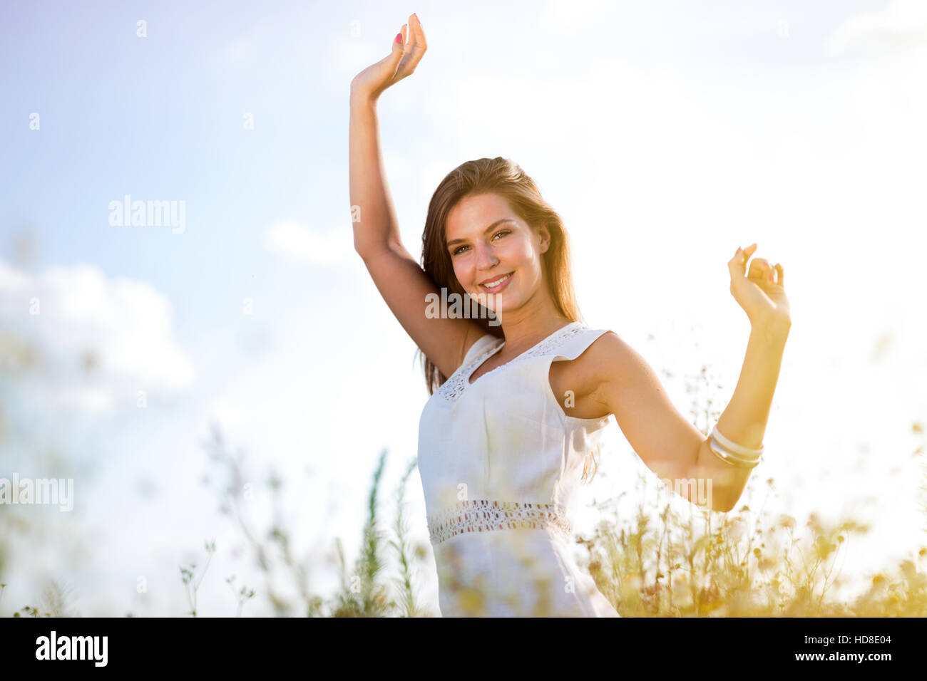 Schöne glückliche Frau genießen kostenlose Allergiesaison Stockfoto