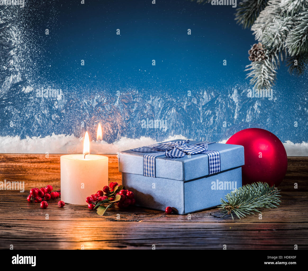 Geschenk-Boxen, Kerzenlicht und gefrorene Fenster. Weihnachten Hintergrund. Stockfoto Geschenk-Boxen, Kerzenlicht und gefrorene Fenster. Weihnachten Hintergrund. Stockfoto