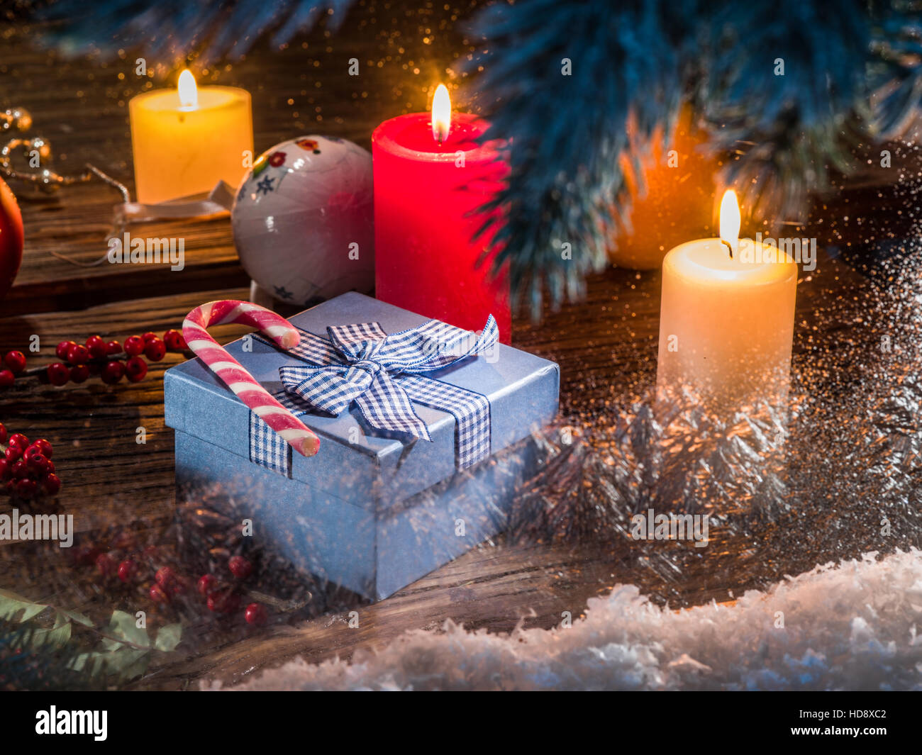 Geschenk-Boxen, Kerzenlicht und gefrorene Fenster. Weihnachten Hintergrund. Stockfoto