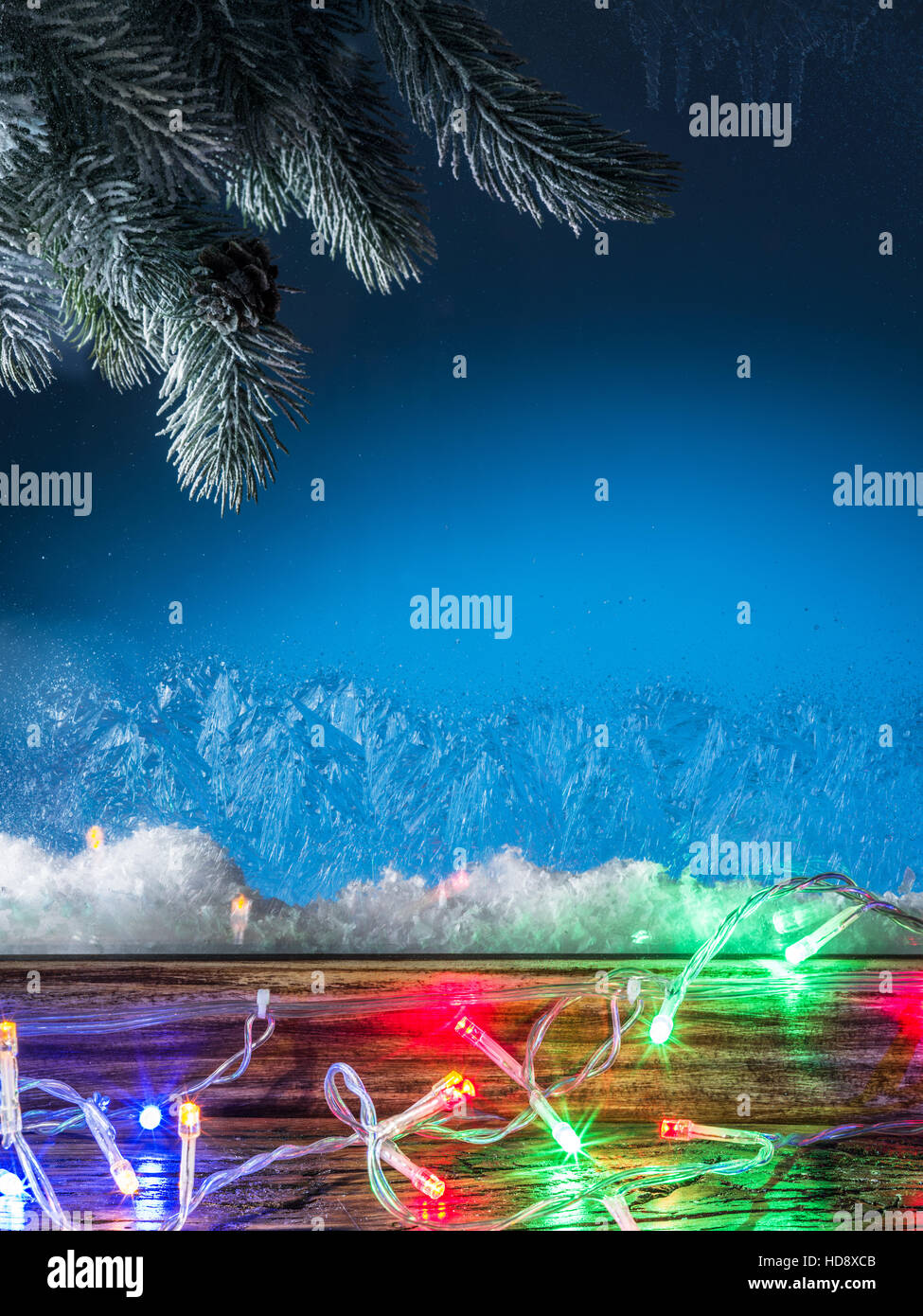 Weihnachtsbeleuchtung und gefrorene Fenster. Weihnachten Hintergrund. Stockfoto