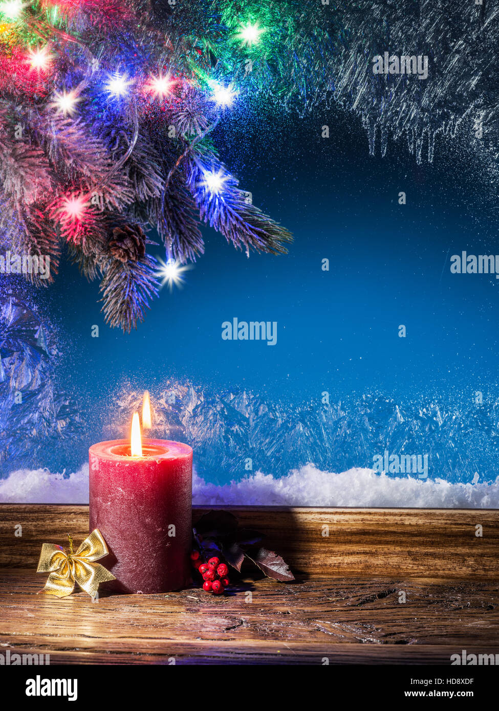 Weihnachten Kerzenlicht und gefrorene Fenster. Weihnachten Hintergrund. Stockfoto