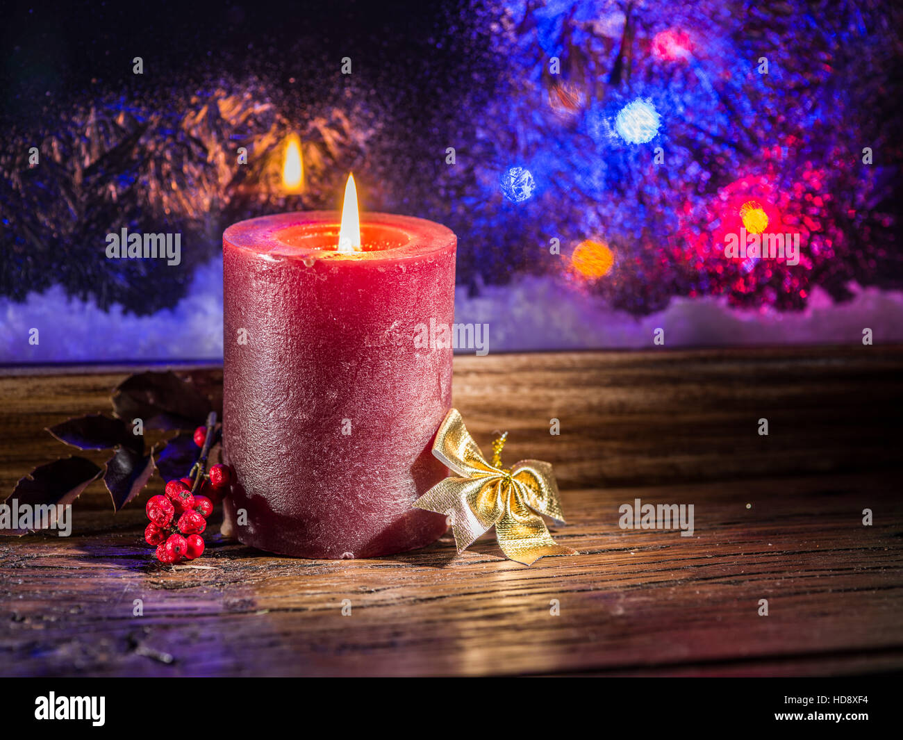 Weihnachten Kerzenlicht und gefrorene Fenster. Weihnachten Hintergrund. Stockfoto