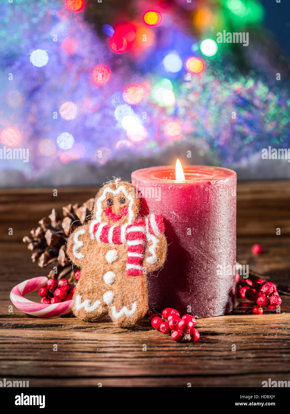 Geschenk-Boxen, Kerzenlicht und gefrorene Fenster. Weihnachten Hintergrund. Stockfoto