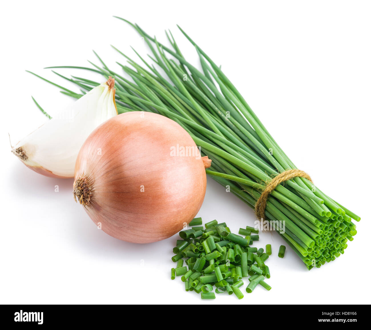 Frühlingszwiebeln und Birne Zwiebeln auf dem weißen Hintergrund isoliert. Stockfoto