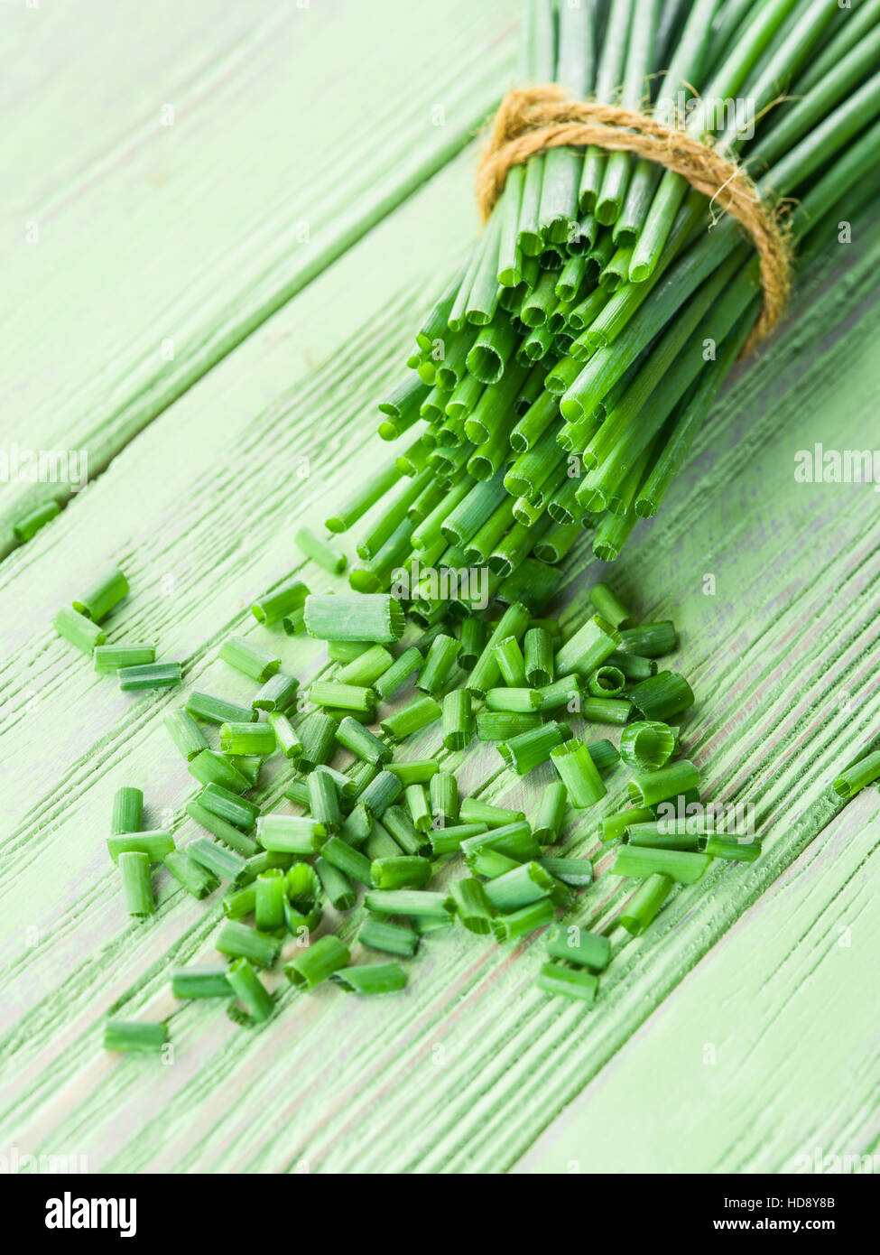 Grüne Zwiebel auf dem Holztisch. Stockfoto