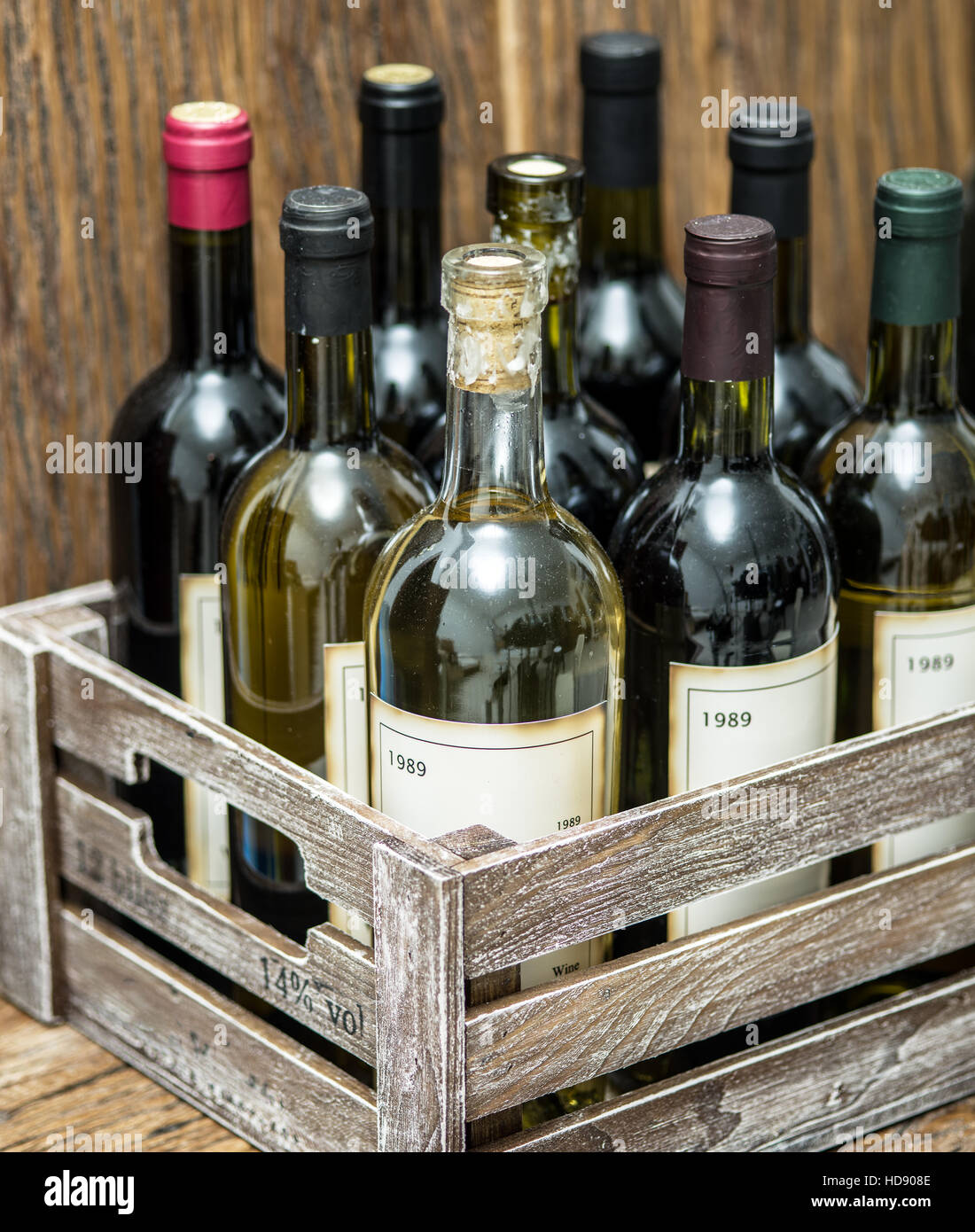 Alte Weinflaschen in einer Holzkiste. Stockfoto