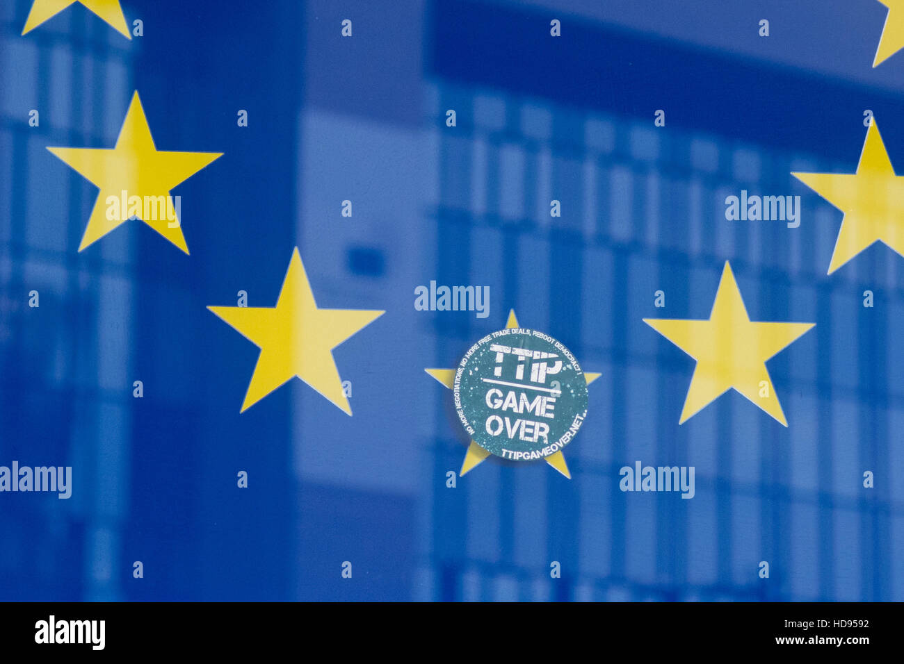 TTIP - Transatlantic Trade and Investment Partnership - Spiel über Aufkleber auf EU-Flagge am Gebäude der Europäischen Kommission, Brüssel Stockfoto