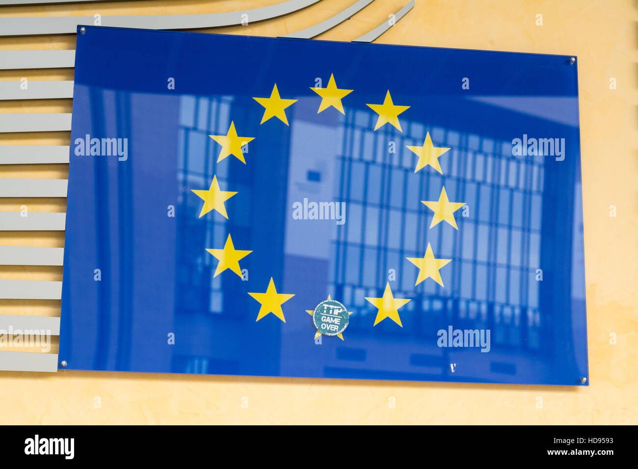 TTIP - Transatlantic Trade and Investment Partnership - Spiel über Aufkleber auf EU-Flagge am Gebäude der Europäischen Kommission, Brüssel Stockfoto