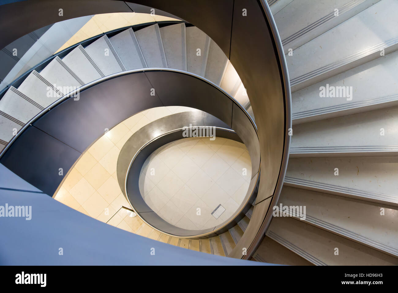 Die moderne Wendeltreppe am Wellcome Trust Sammlung Museum, London England. Von Wilkinson Eyre Architects entworfen. Stockfoto