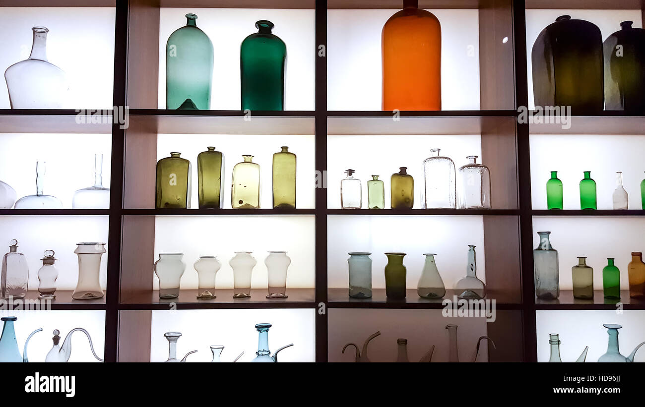 Glas-Medizin-Flaschen auf dem Display als Bestandteil der Medizinmann Ausstellung, Wellcome Collection, Euston Road, London England Stockfoto