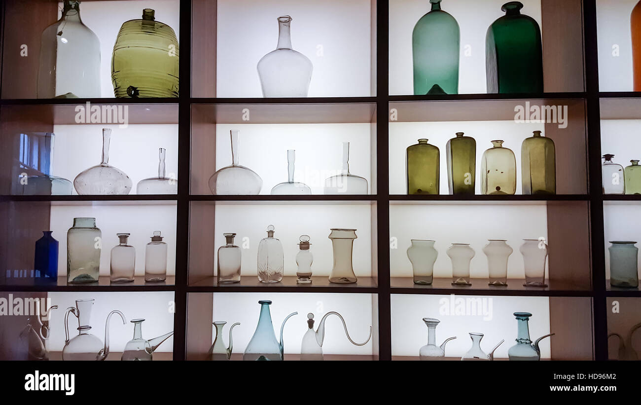 Glas Medizin Flaschen auf Anzeige als Teil der Medizin Ausstellung, Wellcome Trust Sammlung, Euston Road, London England Stockfoto