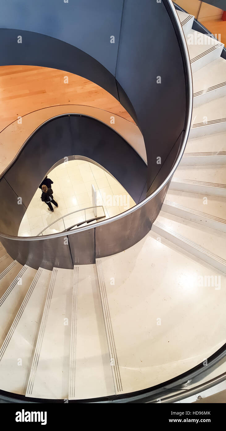 Die moderne Wendeltreppe am Wellcome Trust Sammlung Museum, London England. Von Wilkinson Eyre Architects entworfen. Stockfoto