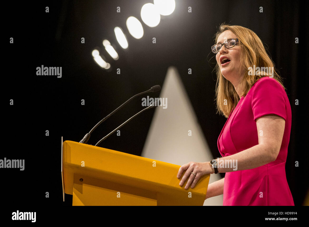 Kirsty Williams, ehemaliger Führer der Waliser Liberal-Demokraten, Adressierung der Parteitag im Brighton Conference Centre in Brighton, East Sussex.  Mitwirkende: Kirsty Williams wo: Brighton, East Sussex, Vereinigtes Königreich bei: 18 September 2016 Stockfoto