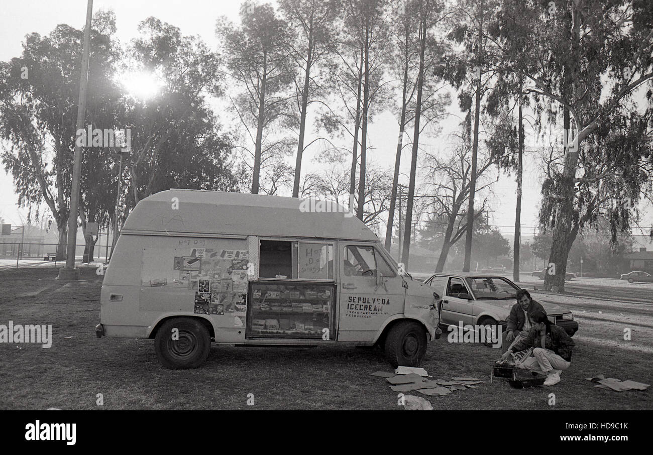 Latinos Leben in Zelten und Autos außerhalb ihrer zerstörten Wohnhäuser nach dem Northridge Erdbeben 1994 in der Gegend von Los Angeles. (Foto von Jeremy Hogan) Stockfoto