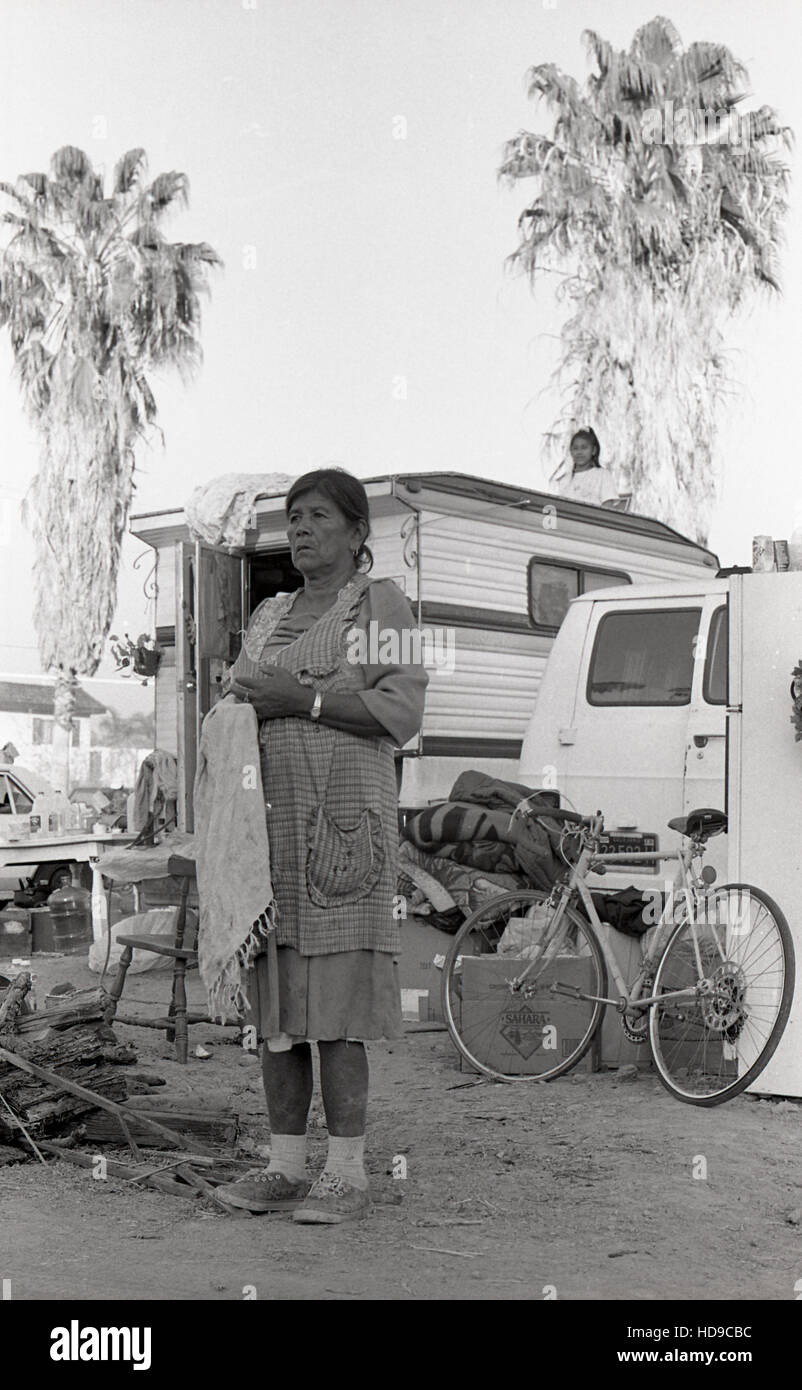 Latinos Leben in Zelten und Autos außerhalb ihrer zerstörten Wohnhäuser nach dem Northridge Erdbeben 1994 in der Gegend von Los Angeles. (Foto von Jeremy Hogan) Stockfoto