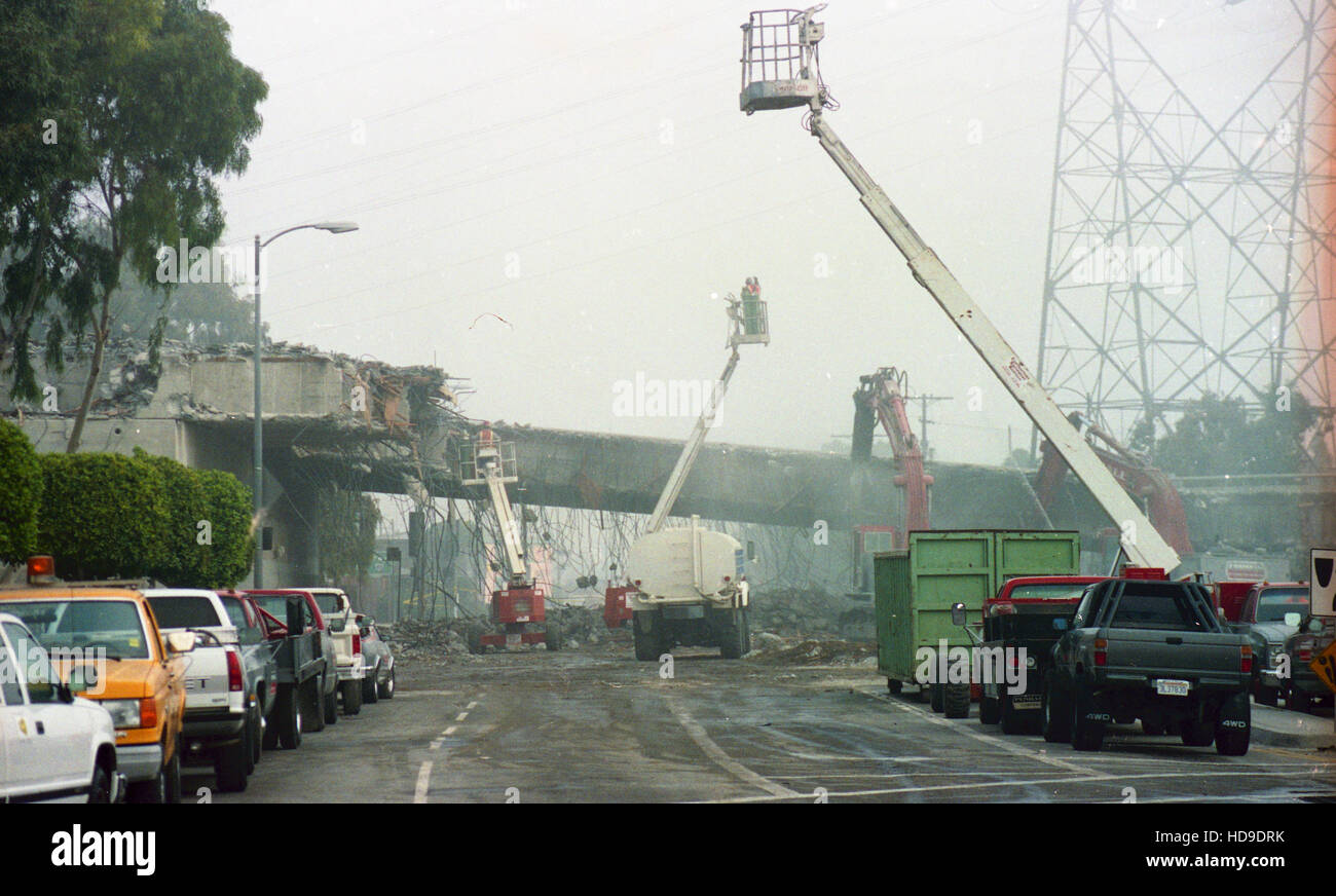 Latinos Leben in Zelten und Autos außerhalb ihrer zerstörten Wohnhäuser nach dem Northridge Erdbeben 1994 in der Gegend von Los Angeles. (Foto von Jeremy Hogan) Stockfoto