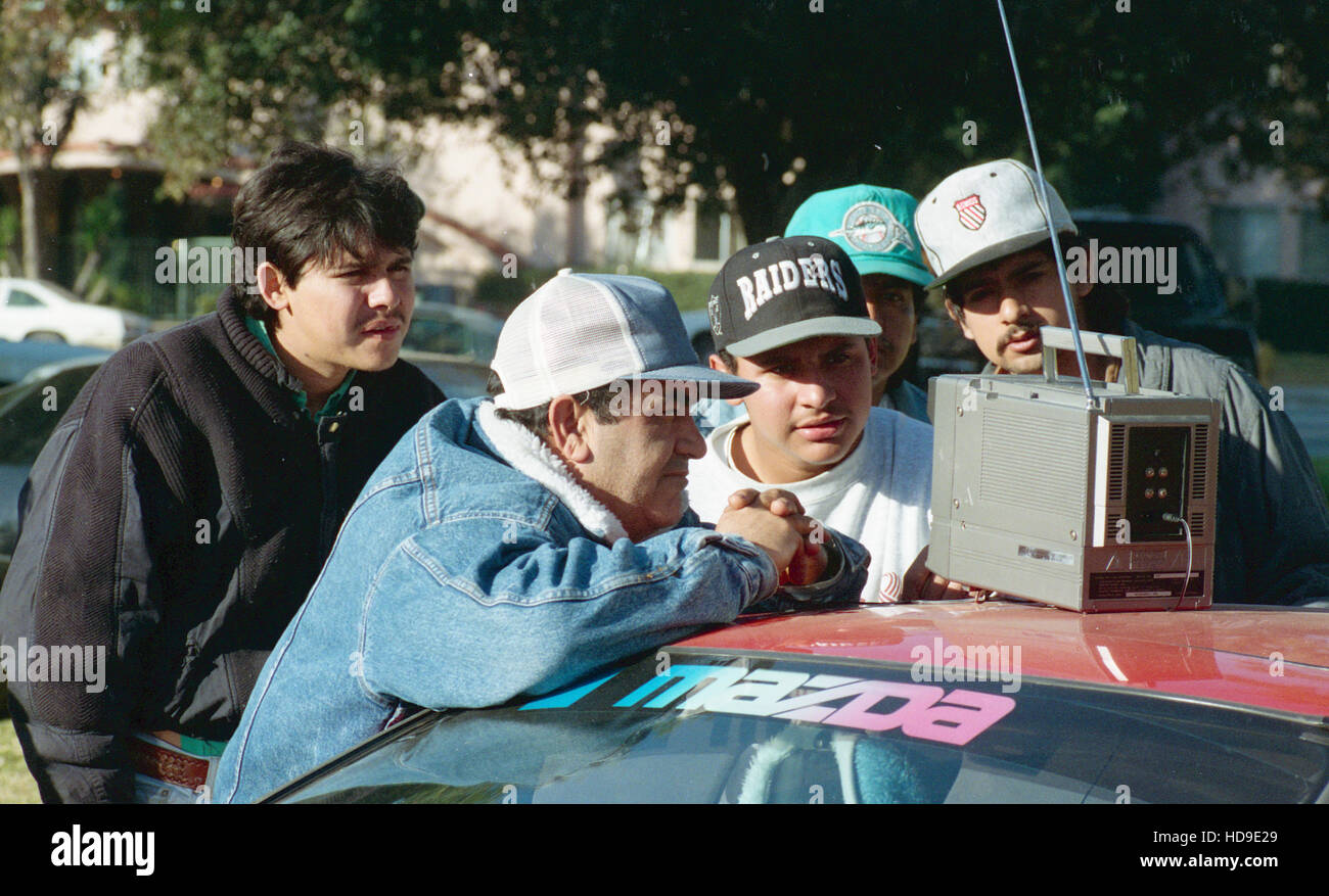 Latinos Leben in Zelten und Autos außerhalb ihrer zerstörten Wohnhäuser nach dem Northridge Erdbeben 1994 in der Gegend von Los Angeles. (Foto von Jeremy Hogan) Stockfoto