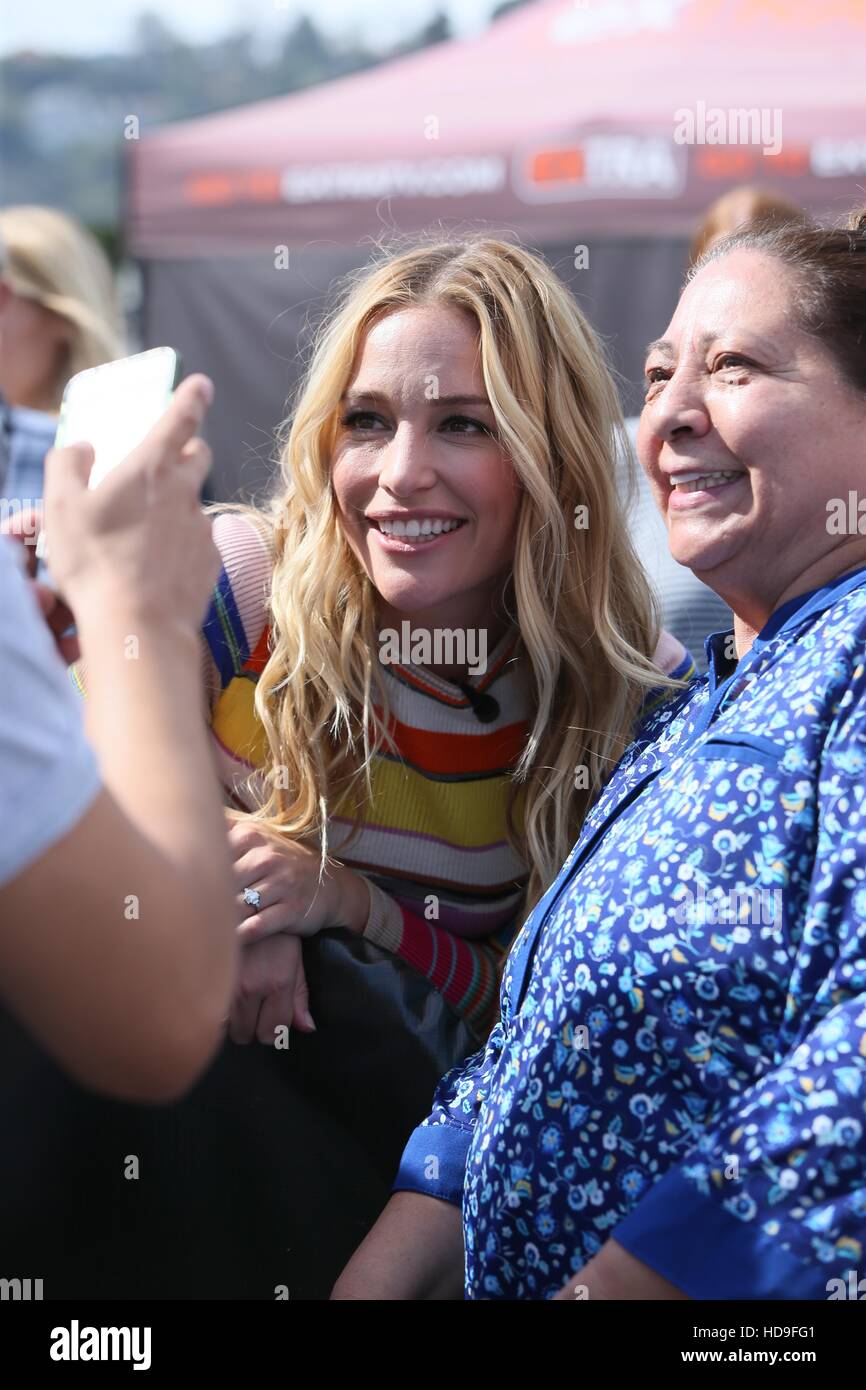 Piper Perabo Besuche Universal Studios haben ein Interview mit Mario