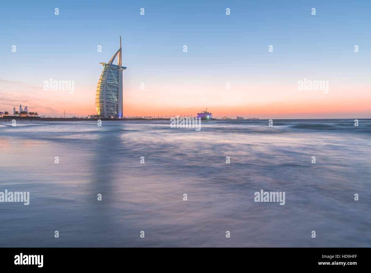 Luxus-Hotel Burj Al Arab auf der Küste des Persischen Golf nach Sonnenuntergang. Dubai, Vereinigte Arabische Emirate. Stockfoto