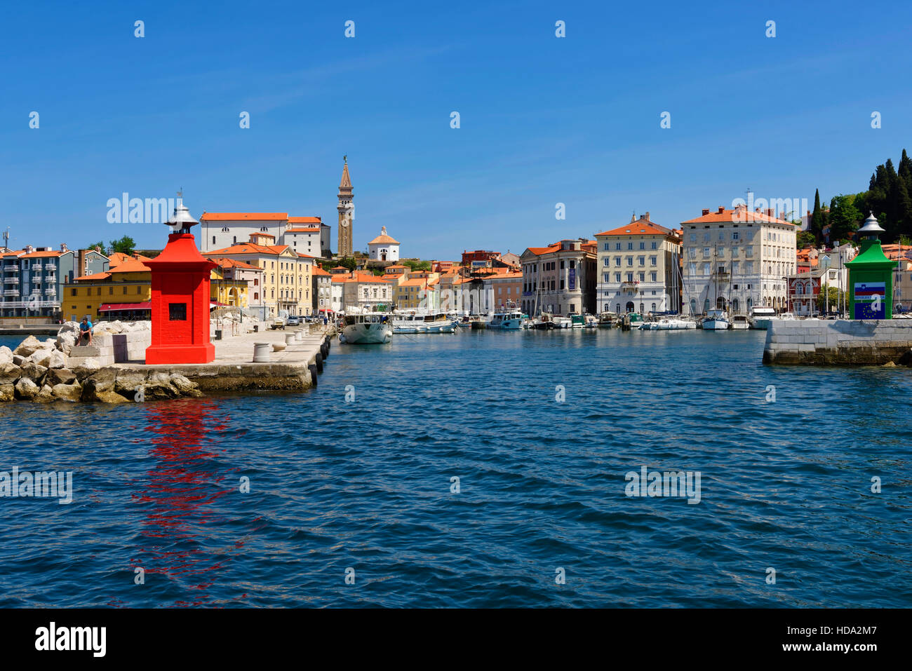 Piran: Rote Leuchtturm am Eingang zum Hafen, in der Altstadt, Slowenien Stockfoto