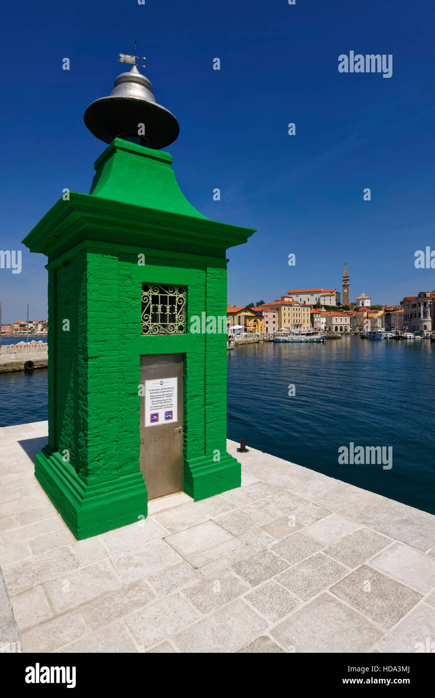 Piran: Grün Leuchtturm am Eingang zum Hafen vor der Altstadt, Slowenien Stockfoto