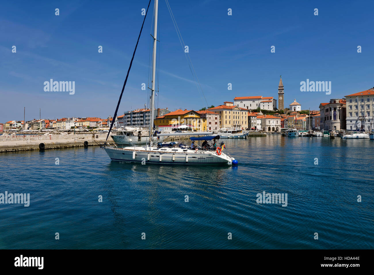 Piran: Segelboot im Hafen der Altstadt Slowenien Stockfoto