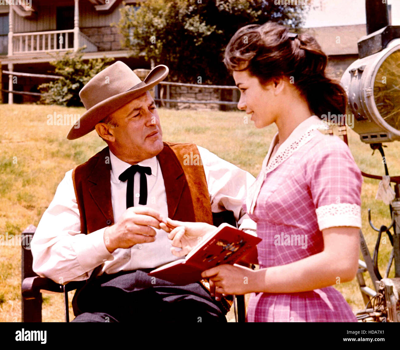 DER VIRGINIAN, Co-star Cobb gibt Diane Roter sein Autogramm auf dem Set von 1965 Stockfoto