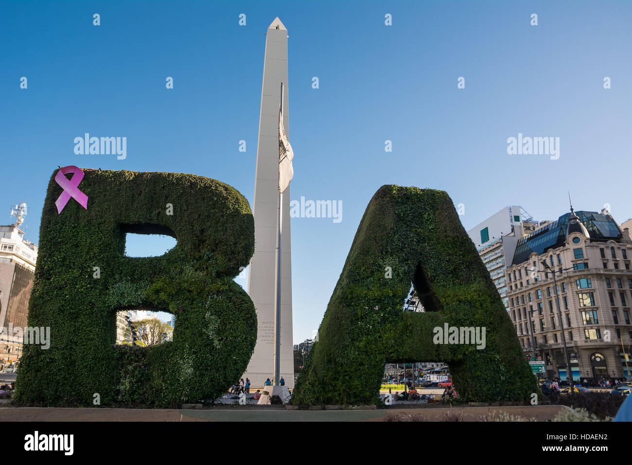 Obelisk im Zentrum von Buenos Aires an einem sonnigen Tag des Frühlings und Touristen im Hintergrund Stockfoto