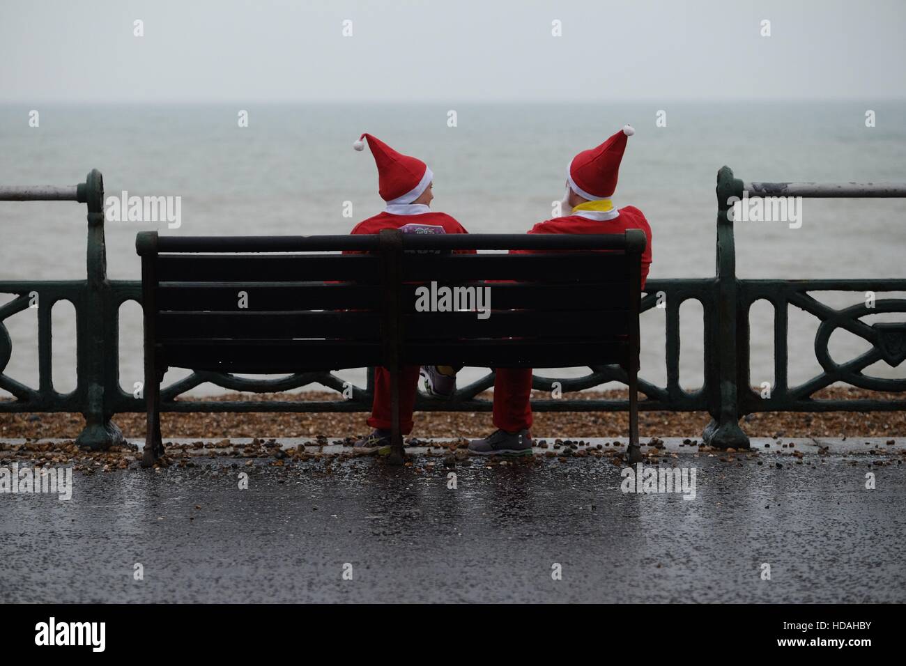 Brighton, UK. 10. Dezember 2016. Brighton Santa Dash auf 12.10.2016 in Hove Rasenflächen, Brighton. Santa in allen Formen, Größen und Altersgruppen versammeln sich auf Brighton Seafront, für den jährlichen 5k Santa Dash zugunsten der Sussex Kinderhilfswerk "Schaukelpferd" basiert. Picture by Credit: Julie Edwards/Alamy Live-Nachrichten Stockfoto