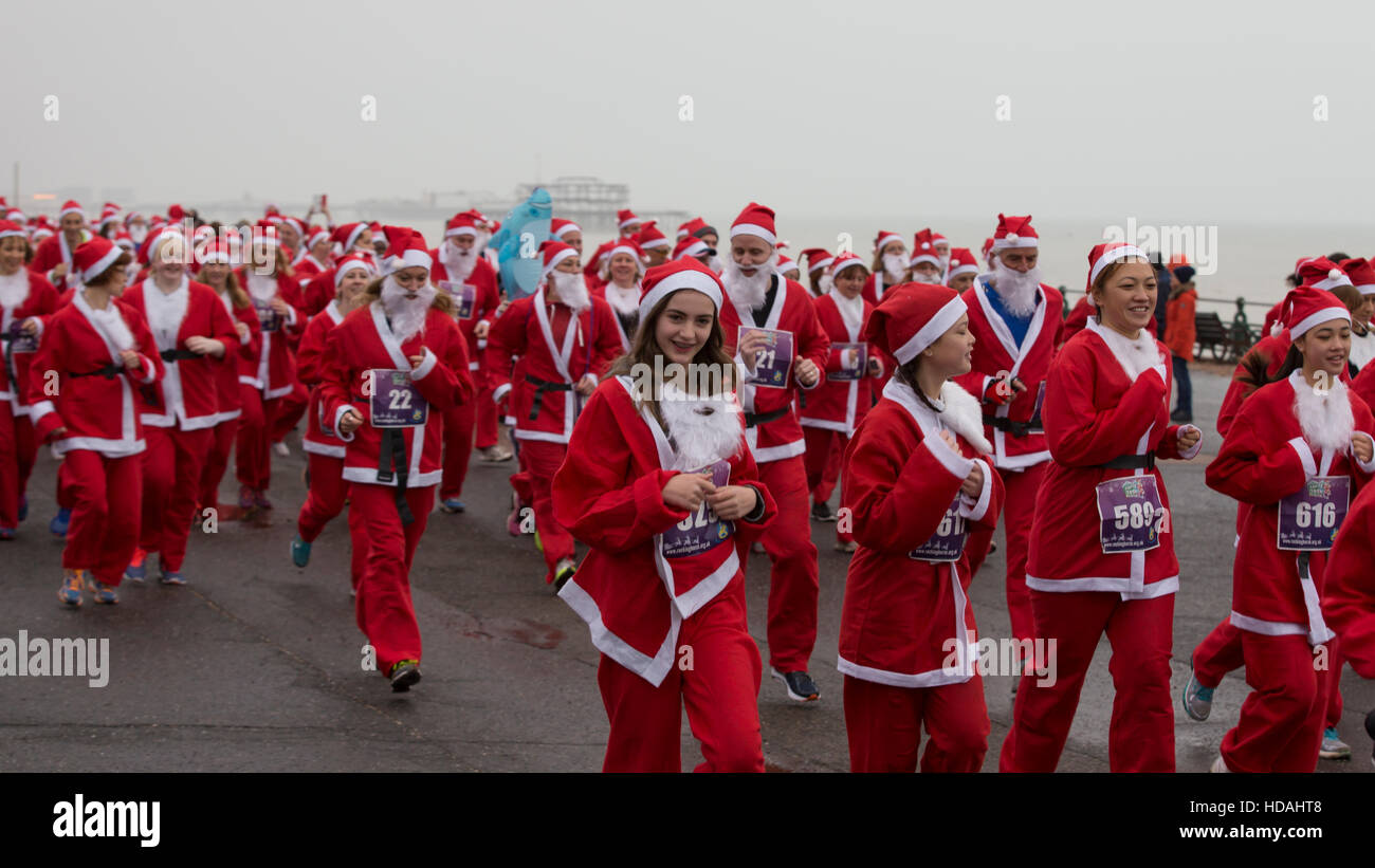 Hove, Brighton & Hove, UK, 10. Dezember 2016. Den jährlichen Betrieb der Santa Dash, einem 5km Charity Volkslauf, Säge über 650 Teilnehmer in Santa Kostüme gekleidet teilnehmen Geldbeschaffung für die Charity-Schaukelpferd. Bildnachweis: Clive Jones/Alamy Live-Nachrichten Stockfoto