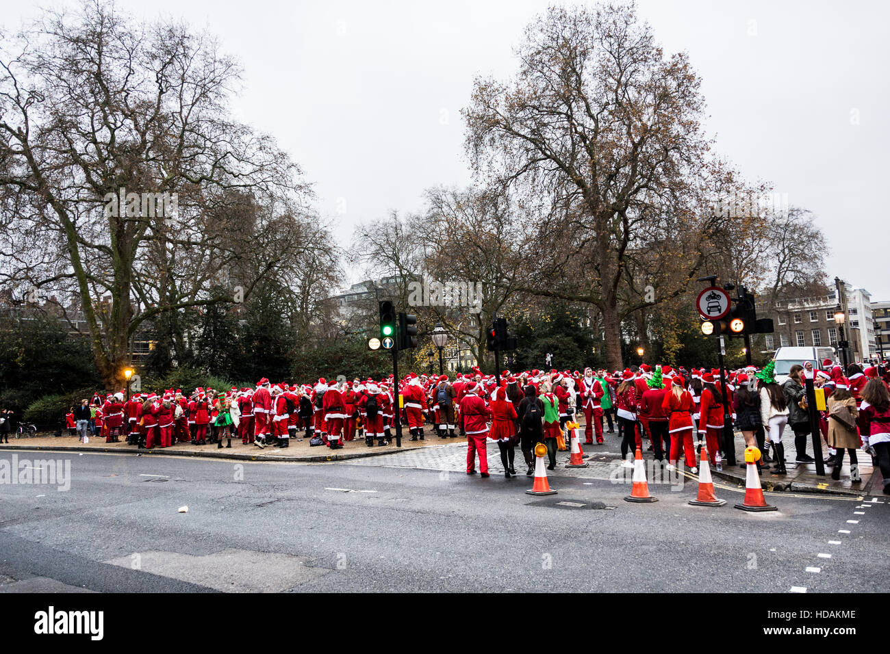 Santacon Santas auf den Straßen von London. Santacon ist eine nicht-religiöse Weihnachtsparade, die normalerweise jeden Dezember an einem Samstag in London stattfindet. Stockfoto