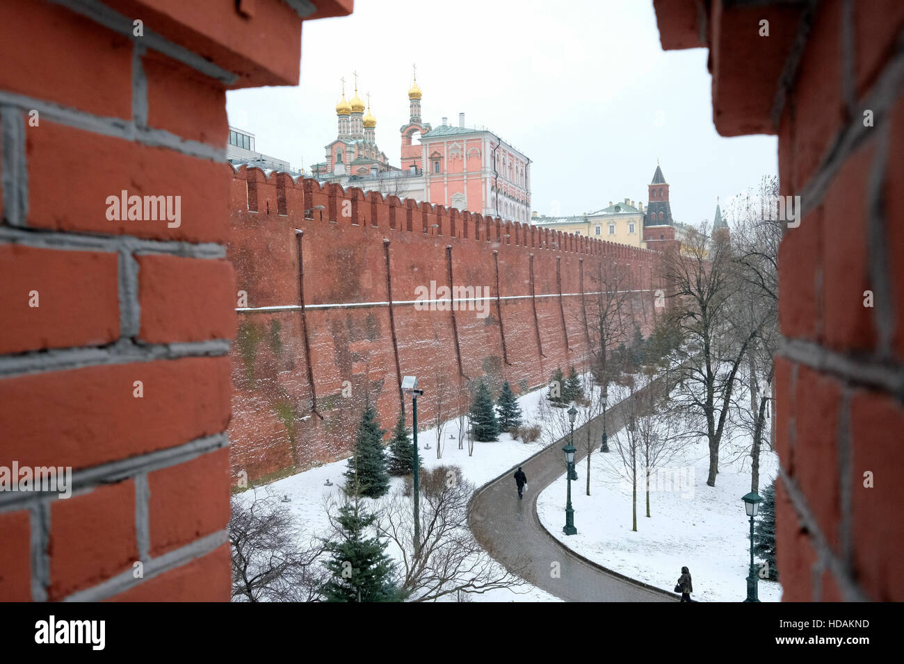 Moskau, Russland. 26. November 2016. Ein Abschnitt der Kremlmauer in Moskau, Russland, 26. November 2016. Der Kreml ist ein UNESCO-Weltkulturerbe seit 1990 tätig. -KEIN Draht-SERVICE - Foto: Bernd Weißbrod/Dpa/Alamy Live News Stockfoto