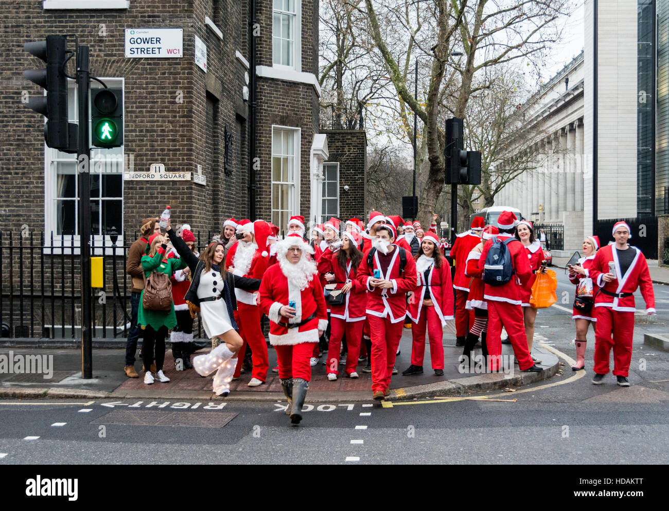 Santacon Santas auf den Straßen von London. Santacon ist eine nicht-religiöse Weihnachtsparade, die normalerweise jeden Dezember an einem Samstag in London stattfindet. Stockfoto